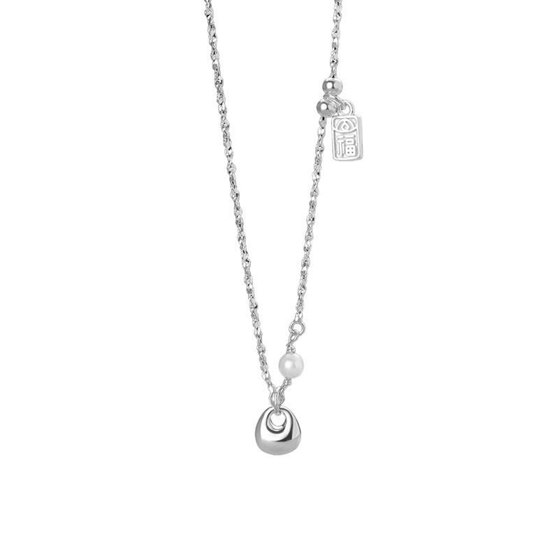 Collar con colgante de plata de estilo vintage para mujer, accesorio de moda elegante y minimalista
Collar con colgante de plata de estilo vintage para mujer, accesorio de moda elegante y minimalista
