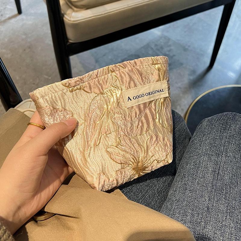 High-End Portable 3D Makeup & Toiletries Bag for Women 14cm High, Top 16cm, Bottom 11cm
High-End Portable 3D Makeup & Toiletries Bag for Women 14cm High, Top 16cm, Bottom 11cm
