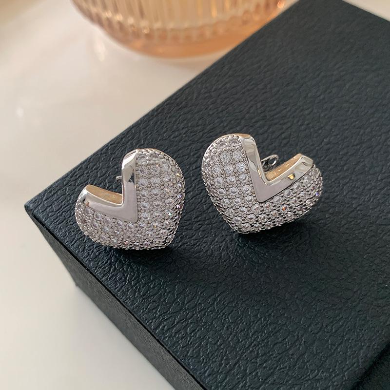 Diamond-Studded Heart-Shaped Silver Needle Women s Fashion Earrings - Elegant and Luxurious Design
Diamond-Studded Heart-Shaped Silver Needle Women s Fashion Earrings - Elegant and Luxurious Design