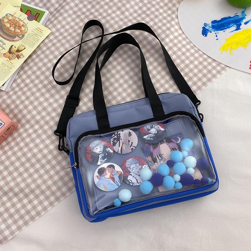 2024 нова сумка для болю жіноча японська сумка уніформи контрастного кольору Comic-Con портативна сумка через плече двовимірна прозора сумка-месенджер синій
2024 нова сумка для болю жіноча японська сумка уніформи контрастного кольору Comic-Con портативна сумка через плече двовимірна прозора сумка-месенджер синій