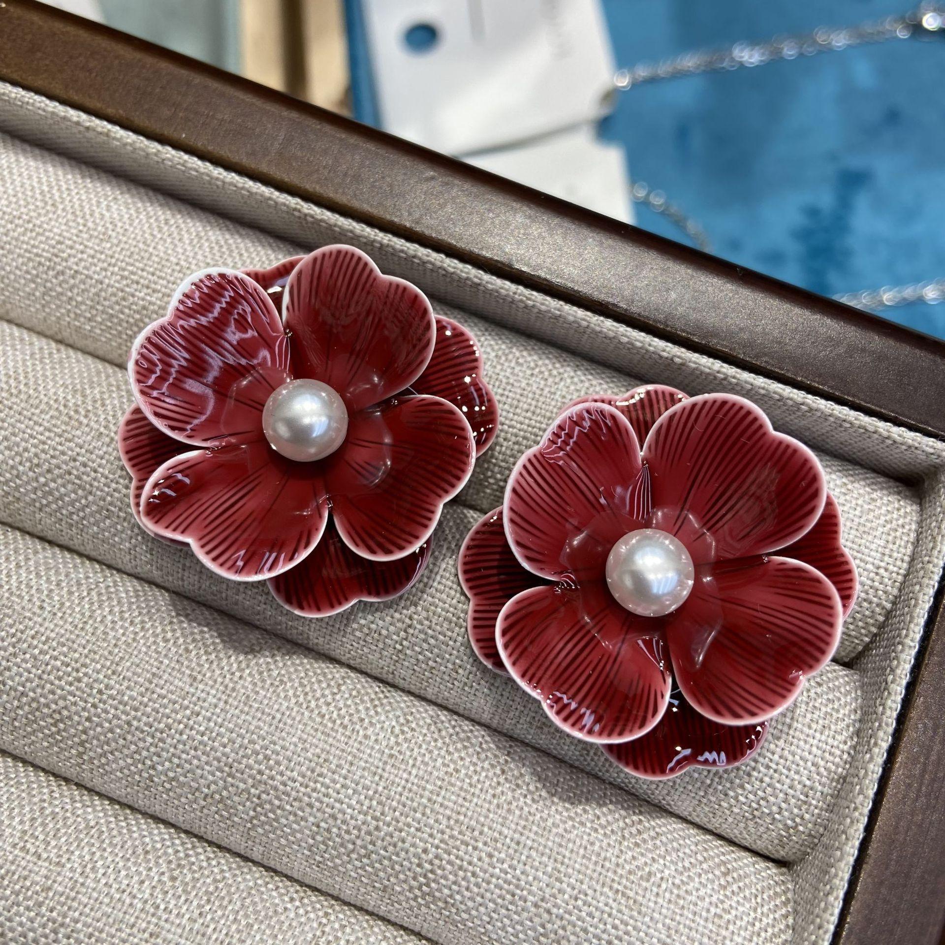 Red Retro Oil-Dripping Flower Stud Earrings, High-End Stud Earrings, Medieval Vintage Earrings.
Red Retro Oil-Dripping Flower Stud Earrings, High-End Stud Earrings, Medieval Vintage Earrings.
