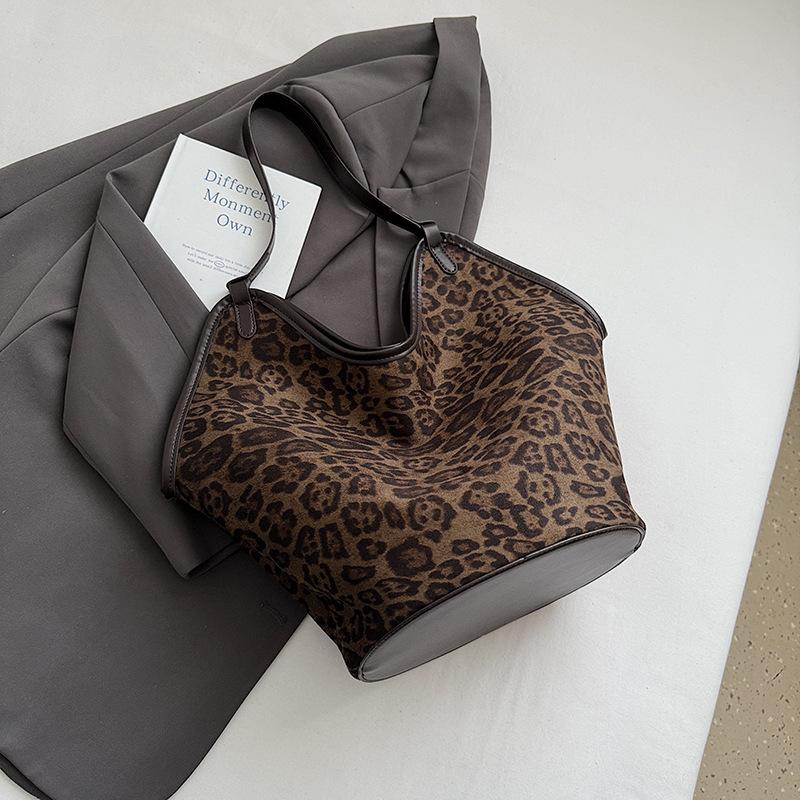 Корейская версия сумки-тоут с леопардовым принтом 2025 осень новая женская ретро сумка через плечо большой вместимости сумка для通勤 ретро модная сумка зелёный
Корейская версия сумки-тоут с леопардовым принтом 2025 осень новая женская ретро сумка через плечо большой вместимости сумка для通勤 ретро модная сумка зелёный
