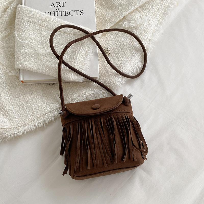Простая осенне-зимняя замшевая трендовая сумка-мессенджер с бахромой в стиле ретро, большая вместимость, повседневная, через плечо, маленькая квадратная женская сумка
Простая осенне-зимняя замшевая трендовая сумка-мессенджер с бахромой в стиле ретро, большая вместимость, повседневная, через плечо, маленькая квадратная женская сумка