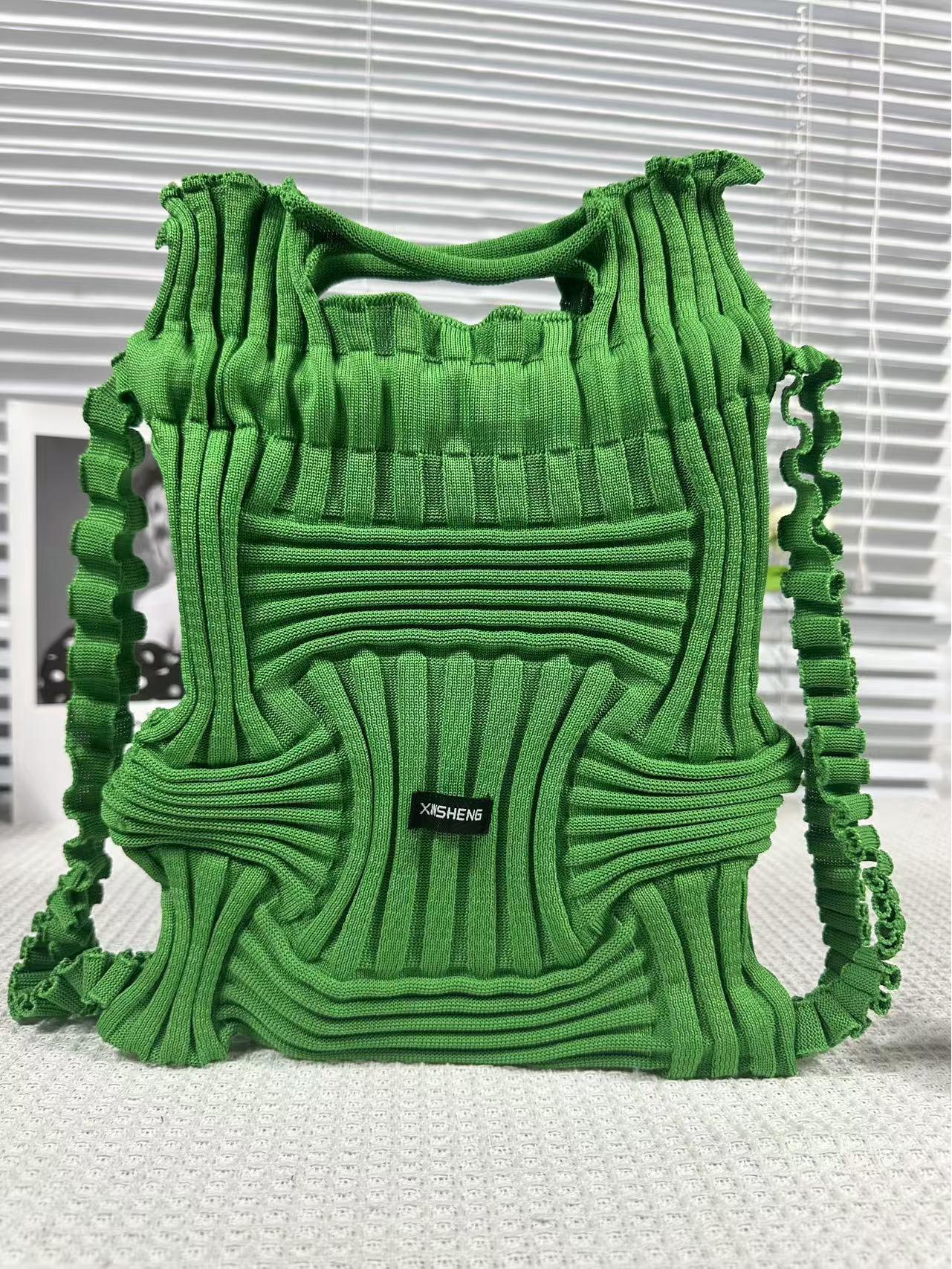 Рюкзак дизайнера Quan Nara: Популярное плиссированное переплетение, экологичное, двойного назначения из пионерской коллекции. 28cm/30cm зелёный
Рюкзак дизайнера Quan Nara: Популярное плиссированное переплетение, экологичное, двойного назначения из пионерской коллекции. 28cm/30cm зелёный