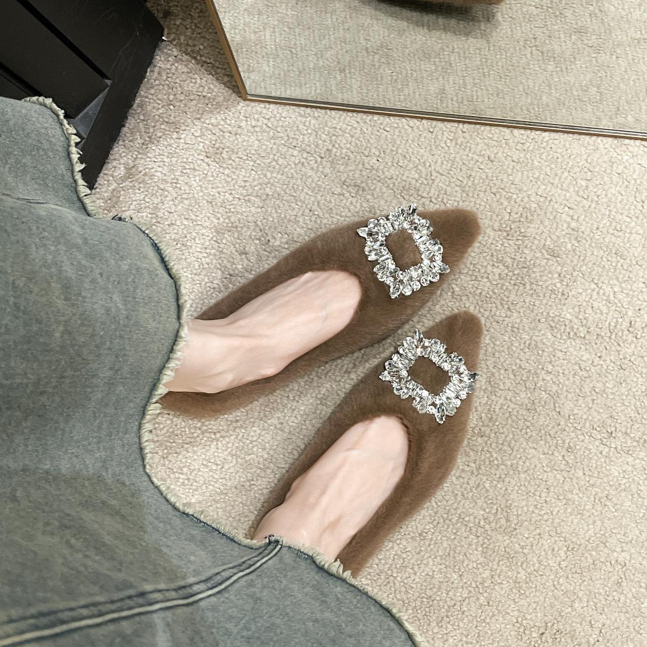 Pointed rhinestone square buckle flat-soled single shoes in the autumn and winter of 2024, new flat-heeled fluffy shoes, shallow mouth velvet warm w 35 чёрный
Pointed rhinestone square buckle flat-soled single shoes in the autumn and winter of 2024, new flat-heeled fluffy shoes, shallow mouth velvet warm w 35 чёрный