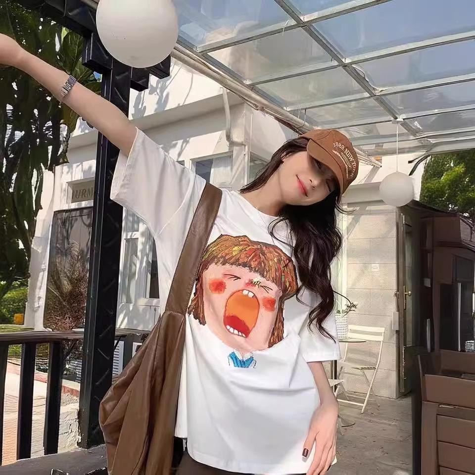 New white cartoon American doll short-sleeved T-shirt women s 2025 spring and summer new loose front shoulder top trendy XXXL (145-80 kg) білий
New white cartoon American doll short-sleeved T-shirt women s 2025 spring and summer new loose front shoulder top trendy XXXL (145-80 kg) білий