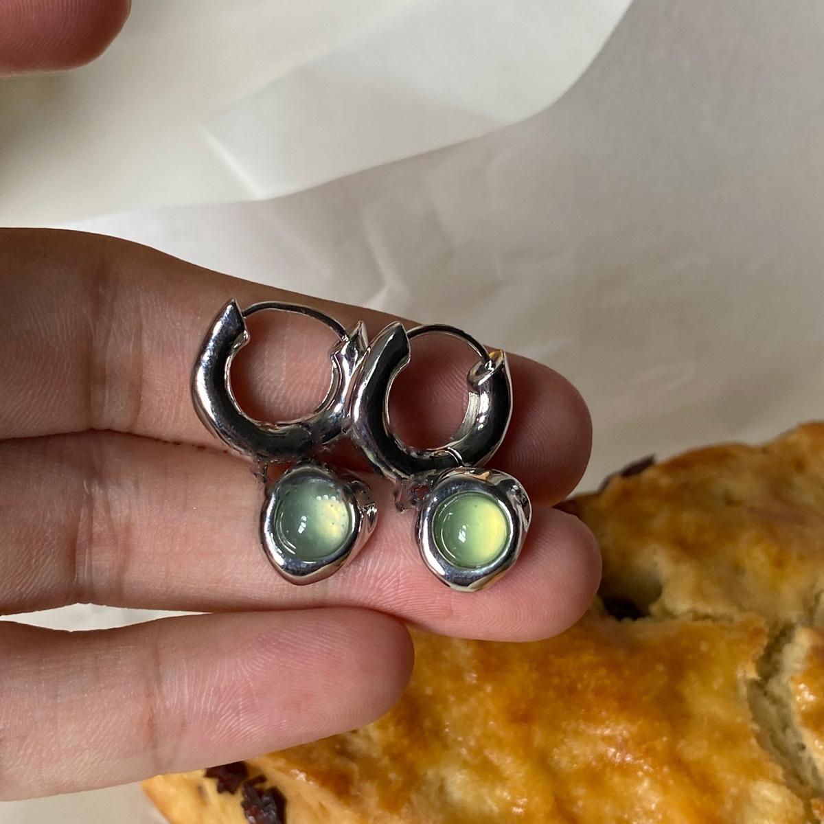 Retro irregular round pendant earrings, simple niche versatile ear buckles, personalized fashion and high-end earrings.
Retro irregular round pendant earrings, simple niche versatile ear buckles, personalized fashion and high-end earrings.