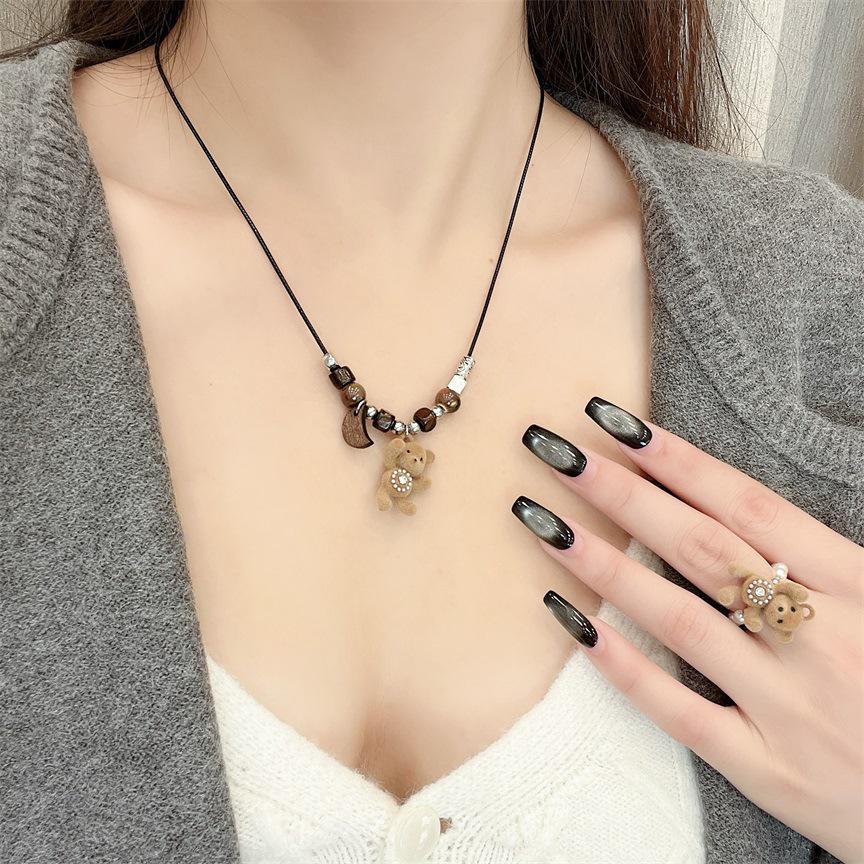 Причудливое мультяшное кукольное ожерелье - длинная цепочка для свитера, нишевый осенне-зимний дизайн N1206 Wooden Beaded Bear Necklace
Причудливое мультяшное кукольное ожерелье - длинная цепочка для свитера, нишевый осенне-зимний дизайн N1206 Wooden Beaded Bear Necklace