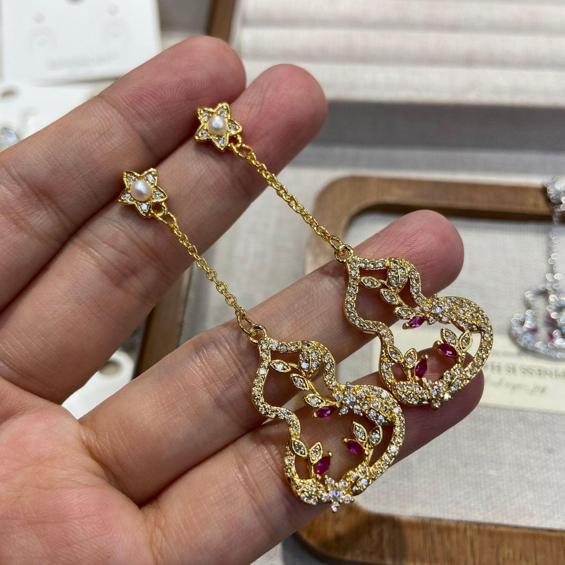 New Product Simple Gourd Earrings Earrings Copper Plated 18K Gold Women S Elegant Micro Inlaid Red Jade Pendant White K Women S Jewelry
New Product Simple Gourd Earrings Earrings Copper Plated 18K Gold Women S Elegant Micro Inlaid Red Jade Pendant White K Women S Jewelry