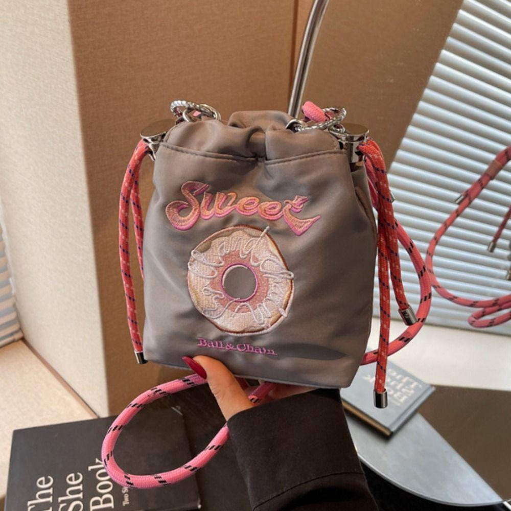 Sweet Drawstring Bucket Bag Embroidery Design Cute Phone Bag Nylon Crossbody Bag Street Fashion чорний
Sweet Drawstring Bucket Bag Embroidery Design Cute Phone Bag Nylon Crossbody Bag Street Fashion чорний