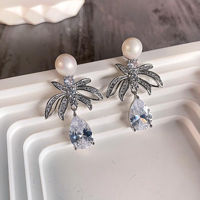 Teardrop Leaf Earrings with 925 Silver and Zircon Inlay
Teardrop Leaf Earrings with 925 Silver and Zircon Inlay