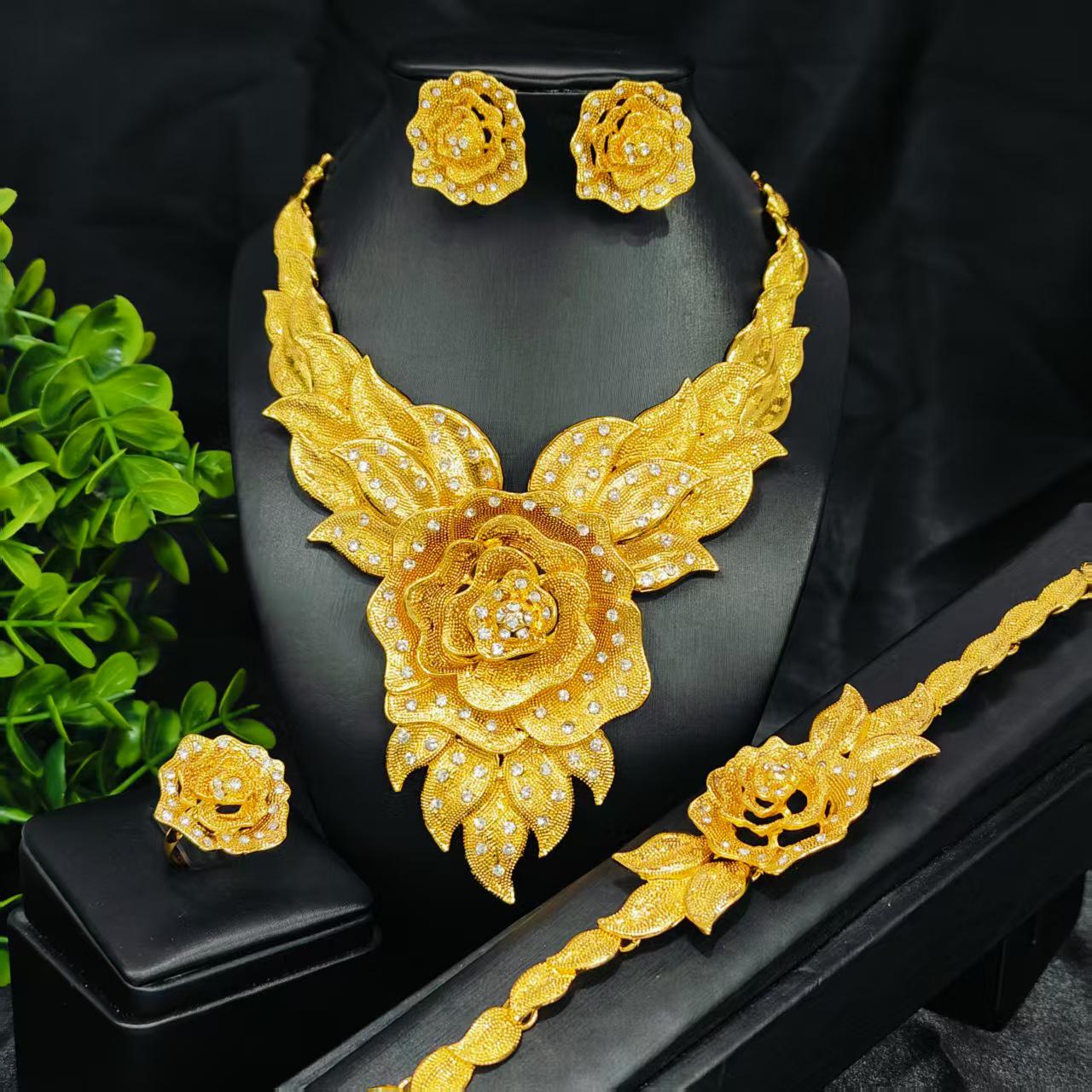 Комплект украшений «Дубайский цветок»: Ожерелье, серьги, браслет, кольцо - индийский свадебный комплект 24k Gold Plated золотой
Комплект украшений «Дубайский цветок»: Ожерелье, серьги, браслет, кольцо - индийский свадебный комплект 24k Gold Plated золотой