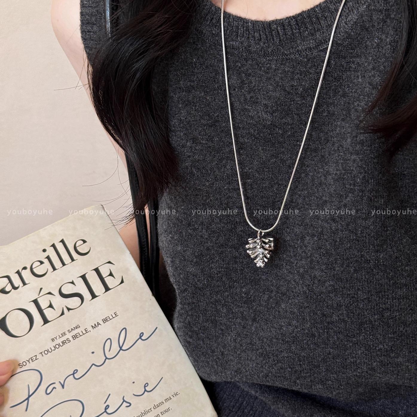 Korean silver pine cone long titanium steel necklace sweater chain autumn and winter accessories
Korean silver pine cone long titanium steel necklace sweater chain autumn and winter accessories