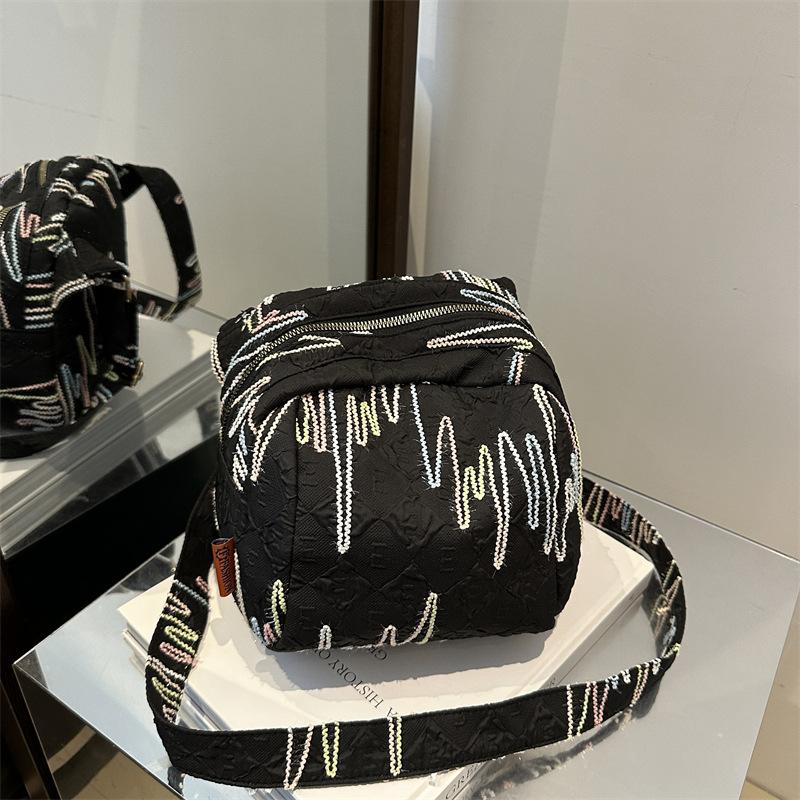 Japanese ins high-value shell bag women s casual and lightweight versatile messenger bag striped embroidered shoulder bag білий
Japanese ins high-value shell bag women s casual and lightweight versatile messenger bag striped embroidered shoulder bag білий