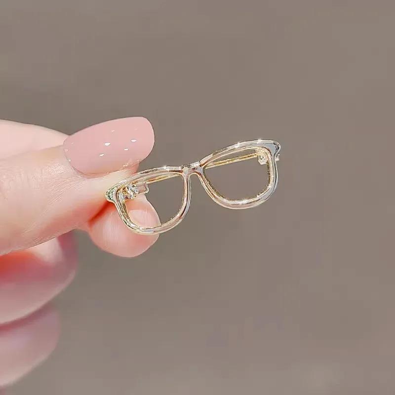 High-end Suit Accessories Buckle Mini Glasses Brooch for Women A Must-Have Accessory Ins Trendy Personality Funny Pin Collar Pin
High-end Suit Accessories Buckle Mini Glasses Brooch for Women A Must-Have Accessory Ins Trendy Personality Funny Pin Collar Pin