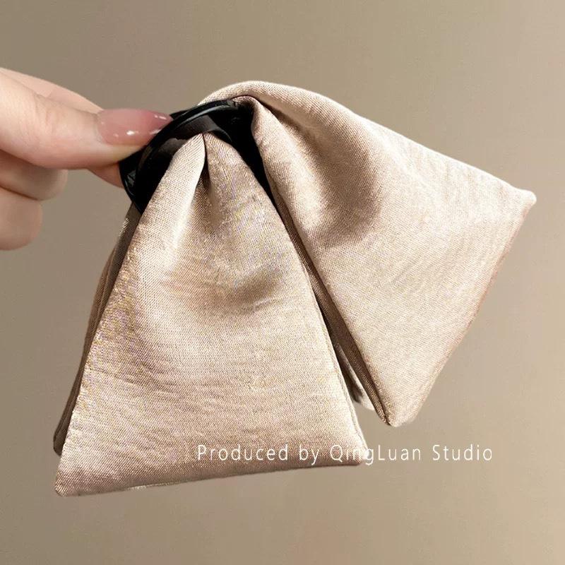 French Hepburn Style High-end Satin Triangular Claw Clip, Retro Style, Simple and Versatile Updo Shark Clip хаки
French Hepburn Style High-end Satin Triangular Claw Clip, Retro Style, Simple and Versatile Updo Shark Clip хаки