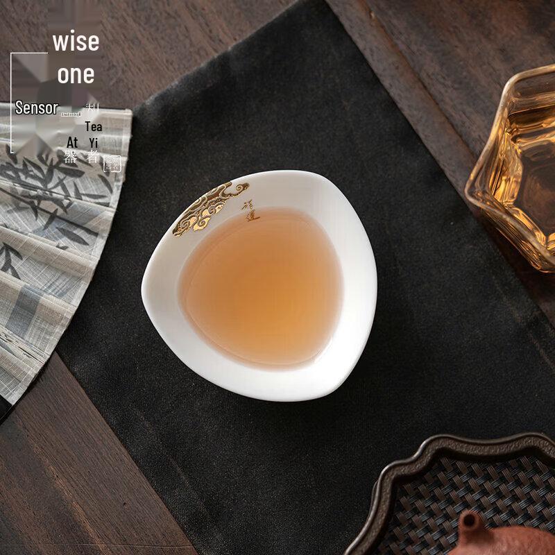 Zhi Zhe Jue Qi Ceramic Kung Fu Tasting Teacup
Zhi Zhe Jue Qi Ceramic Kung Fu Tasting Teacup