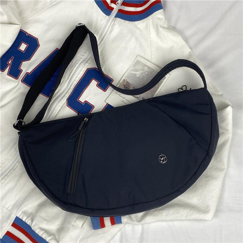 Winter new casual bag niche dumpling bag women s large capacity lightweight messenger bag simple and fashionable commuter shoulder bag чорний
Winter new casual bag niche dumpling bag women s large capacity lightweight messenger bag simple and fashionable commuter shoulder bag чорний