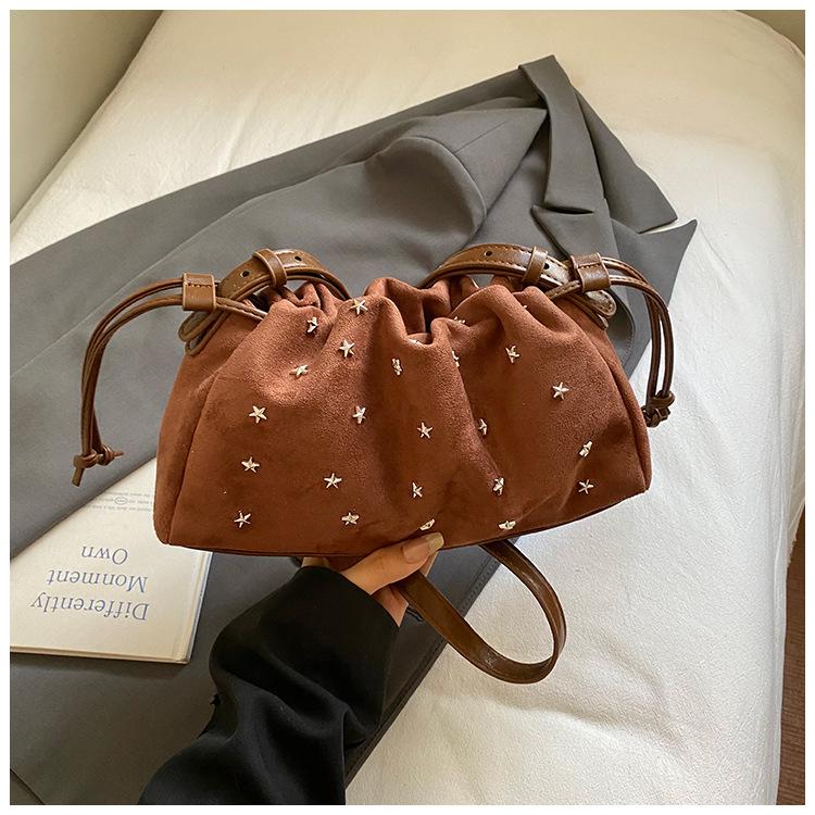 Stylish retro simple niche casual personalized bucket bag 2025 autumn new foreign style women s shoulder messenger bag коричневый
Stylish retro simple niche casual personalized bucket bag 2025 autumn new foreign style women s shoulder messenger bag коричневый