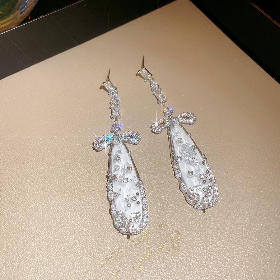 Silver needle zircon fritillary fringed stud earrings European and American exaggerated earrings women s fashion personalized earrings design sense
Silver needle zircon fritillary fringed stud earrings European and American exaggerated earrings women s fashion personalized earrings design sense