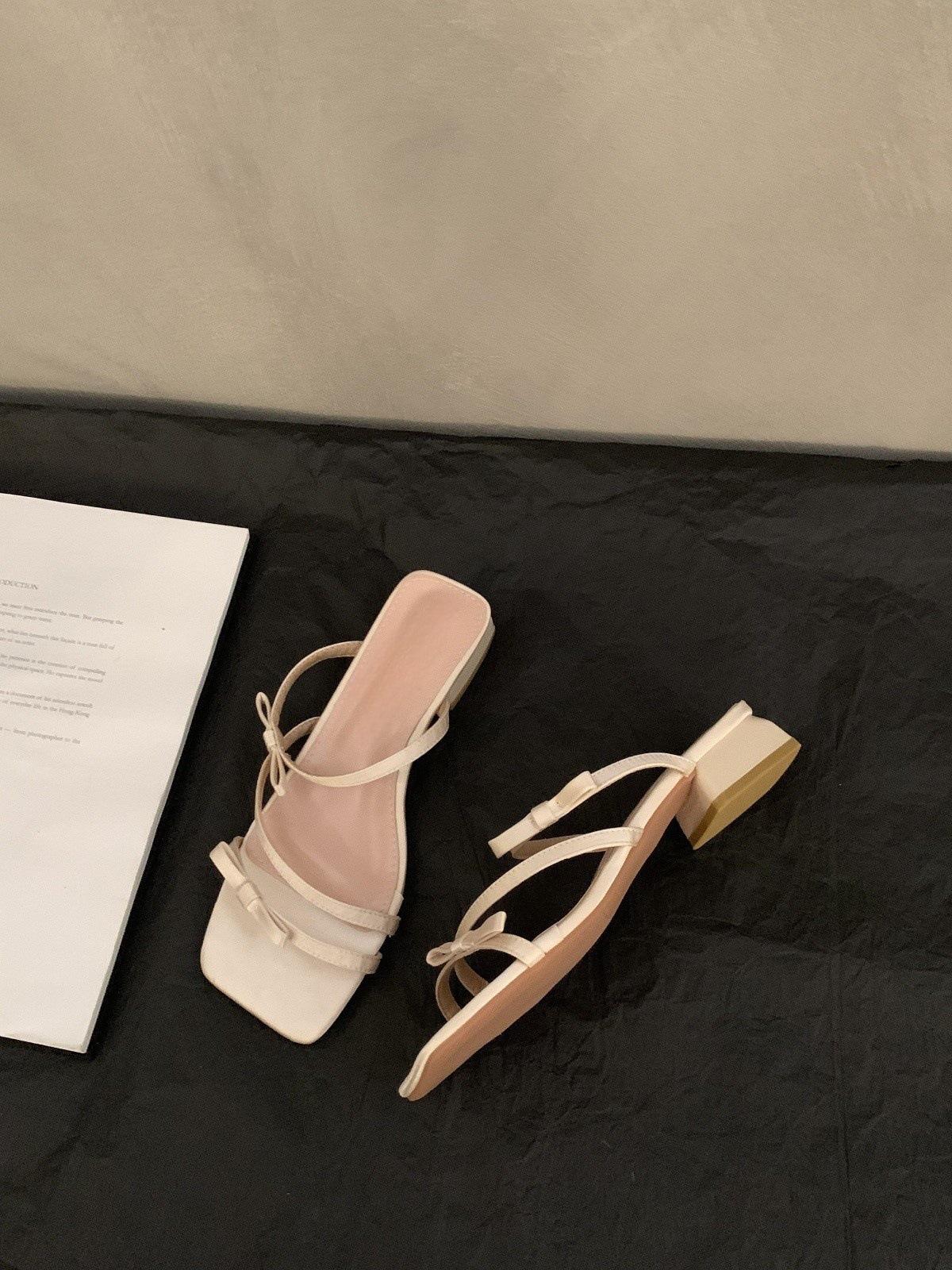 Туфли-шлепанцы на толстом каблуке с открытым носком, фея, носить 2025, новые летние, розовые, с юбкой, жемчужные сандалии 39
Туфли-шлепанцы на толстом каблуке с открытым носком, фея, носить 2025, новые летние, розовые, с юбкой, жемчужные сандалии 39