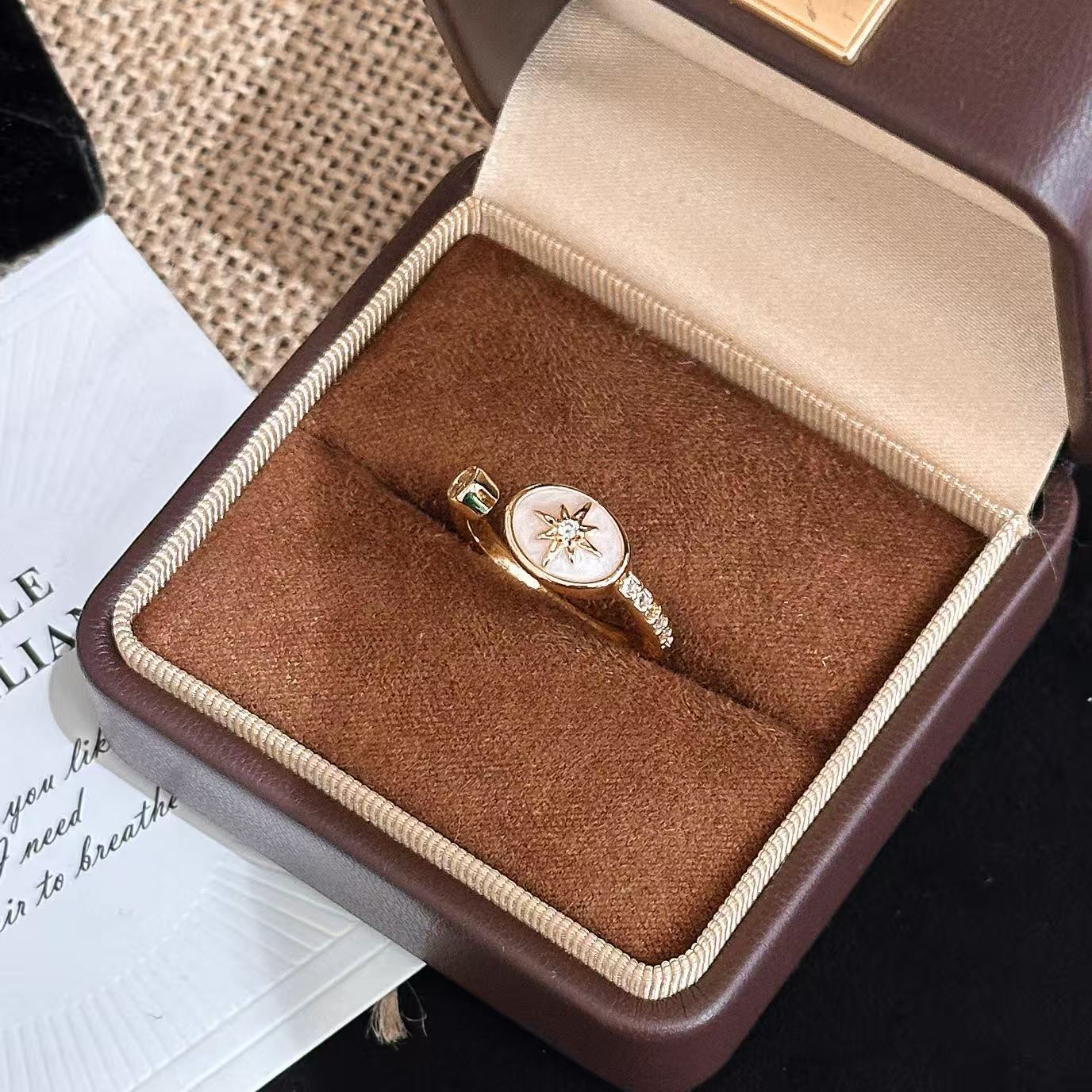 New retro octagram ring, exquisite and elegant antique ring.
New retro octagram ring, exquisite and elegant antique ring.