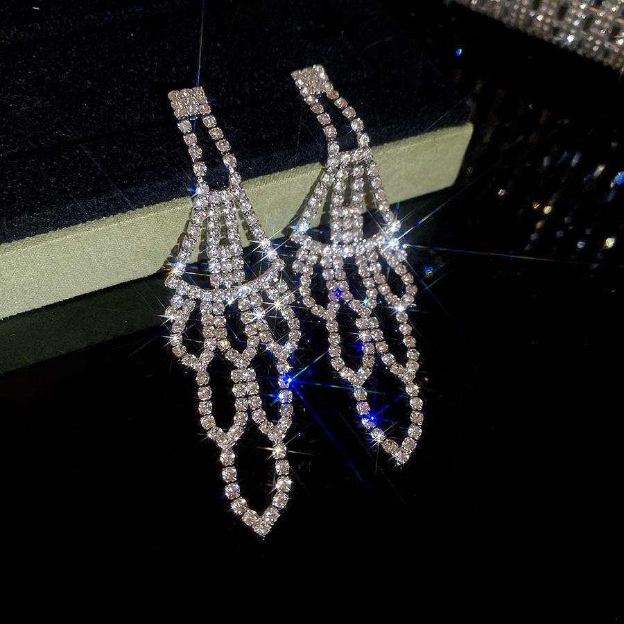Silver Needle Diamond-Inlaid Geometric Round Hollow Stud Earrings: Luxurious & Fashionable Statement Piece for Women
Silver Needle Diamond-Inlaid Geometric Round Hollow Stud Earrings: Luxurious & Fashionable Statement Piece for Women