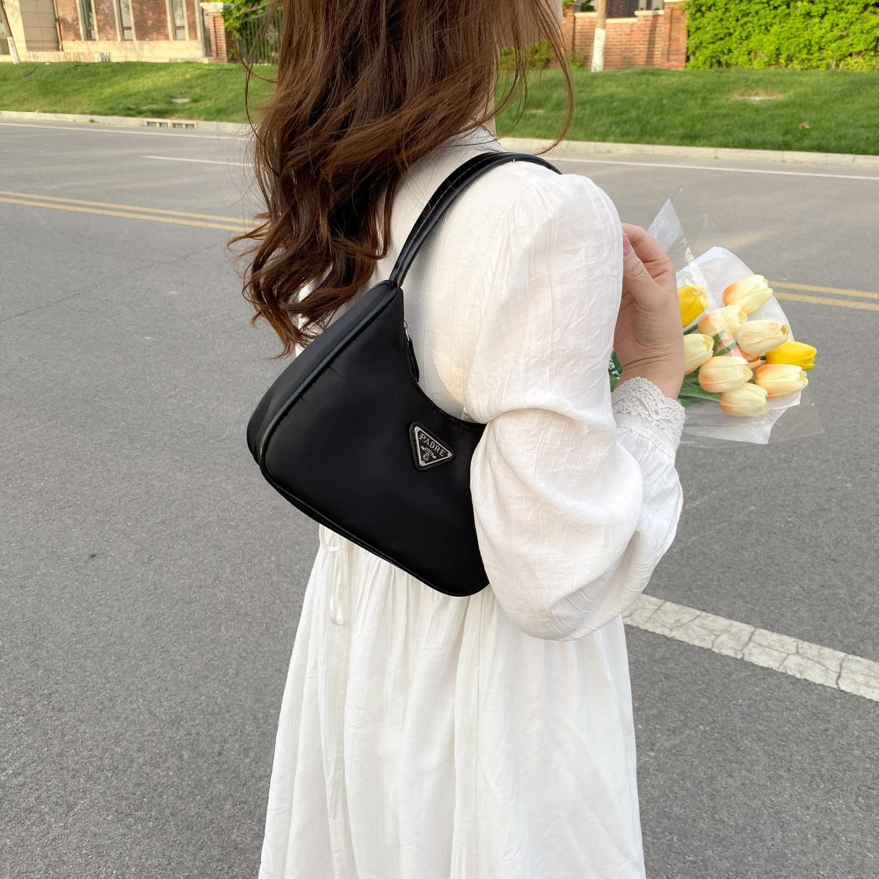 New Kendou hobo armpit bag vintge medium ancient nylon bag baguette bag portable shoulder bag women
New Kendou hobo armpit bag vintge medium ancient nylon bag baguette bag portable shoulder bag women