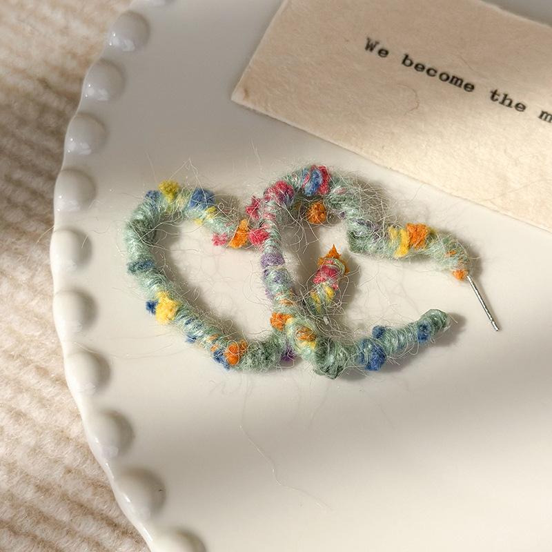 Любовні сережки з райдужною вовною, нові вибухонебезпечні осінь і зима, унікальні сережки, жіночі персикові сережки-сердечка зелений
Любовні сережки з райдужною вовною, нові вибухонебезпечні осінь і зима, унікальні сережки, жіночі персикові сережки-сердечка зелений