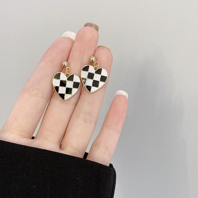 111 silver needle black and white grid love checkerboard earrings, temperament design advanced sense Internet celebrity earrings 925 silver needle
111 silver needle black and white grid love checkerboard earrings, temperament design advanced sense Internet celebrity earrings 925 silver needle