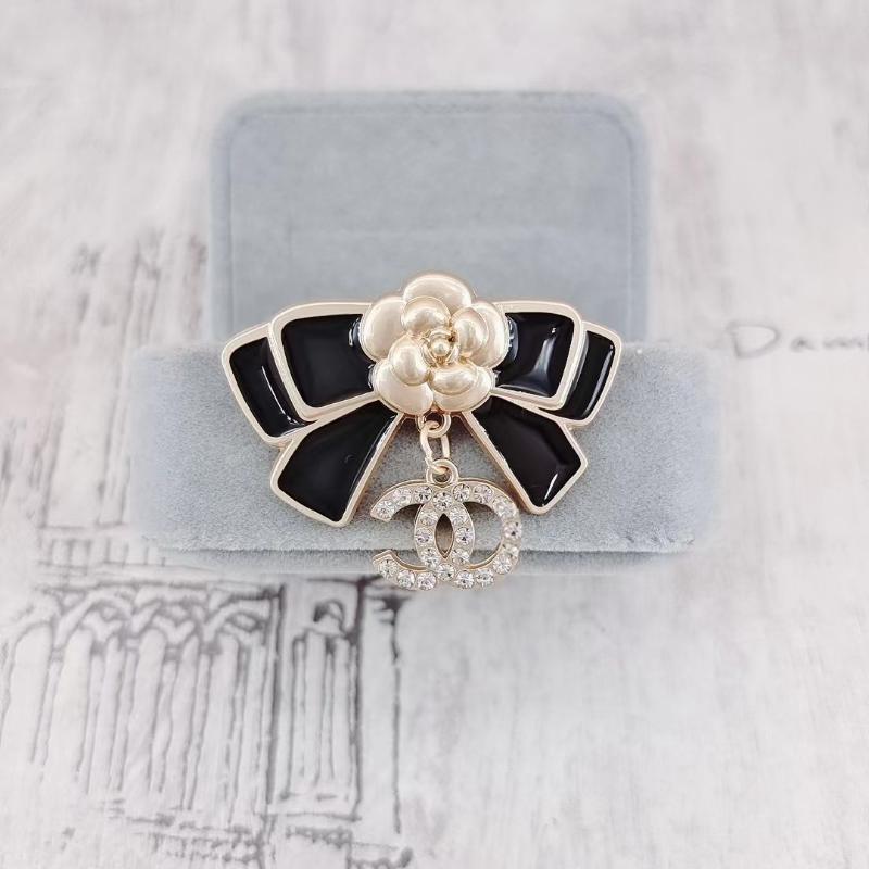 Trendy Camellia Pearl Pendant Brooch Temperament Circle Leaf Wreath Butterfly Collar Pins For Women Wedding Party Jewelry
Trendy Camellia Pearl Pendant Brooch Temperament Circle Leaf Wreath Butterfly Collar Pins For Women Wedding Party Jewelry