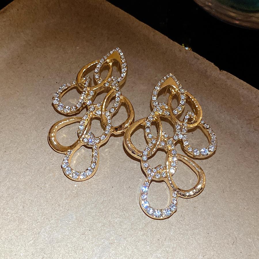 European and American silver needle with diamonds twisted water drop pendant earrings exquisite fashion stud earrings light luxury high-end earrings
European and American silver needle with diamonds twisted water drop pendant earrings exquisite fashion stud earrings light luxury high-end earrings