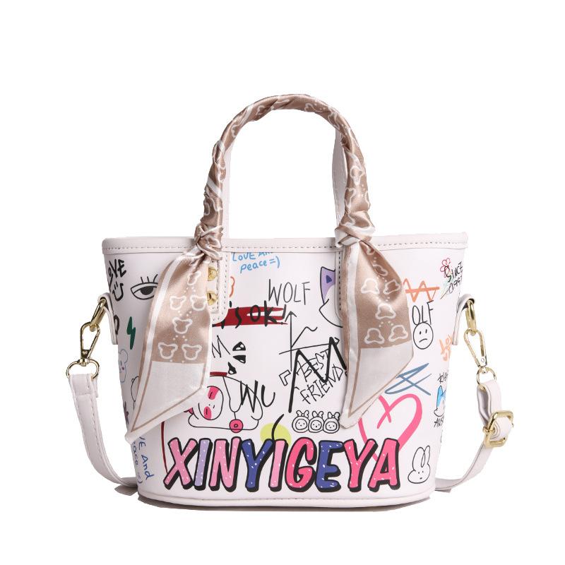 Универсальная сумка с мультяшным медведем, женская сумка через плечо с граффити в виде алфавита, ретро-тренд, модная женская сумка
Универсальная сумка с мультяшным медведем, женская сумка через плечо с граффити в виде алфавита, ретро-тренд, модная женская сумка