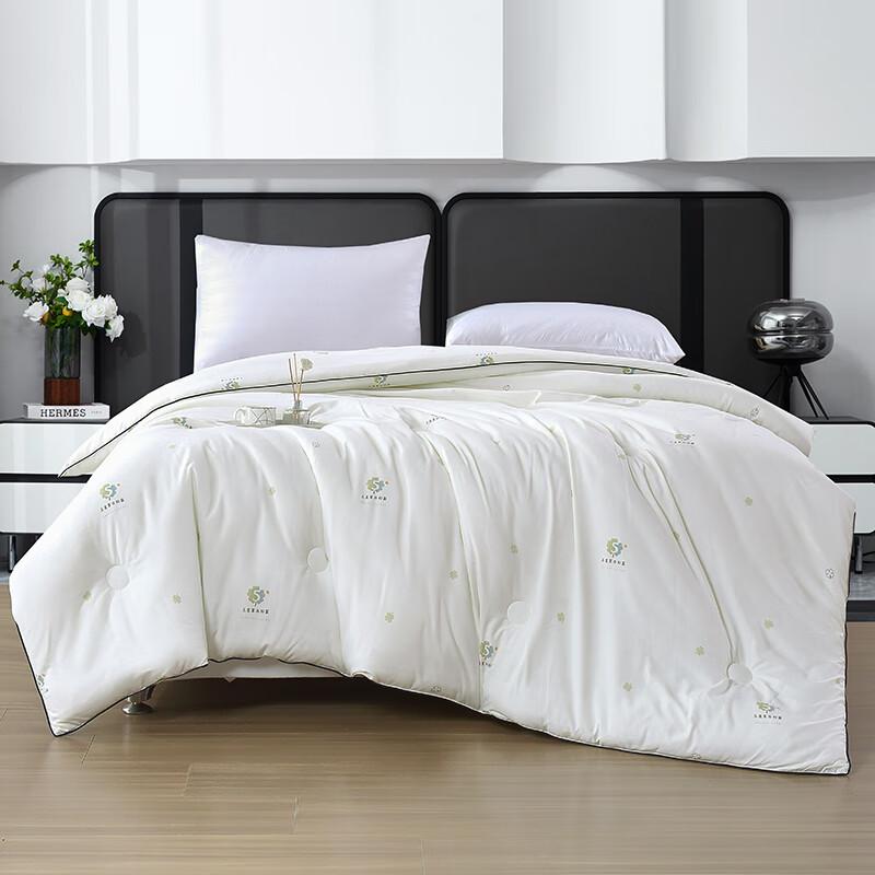 Yalu Four-Season Antibacterial Quilt 200x230cm
Yalu Four-Season Antibacterial Quilt 200x230cm