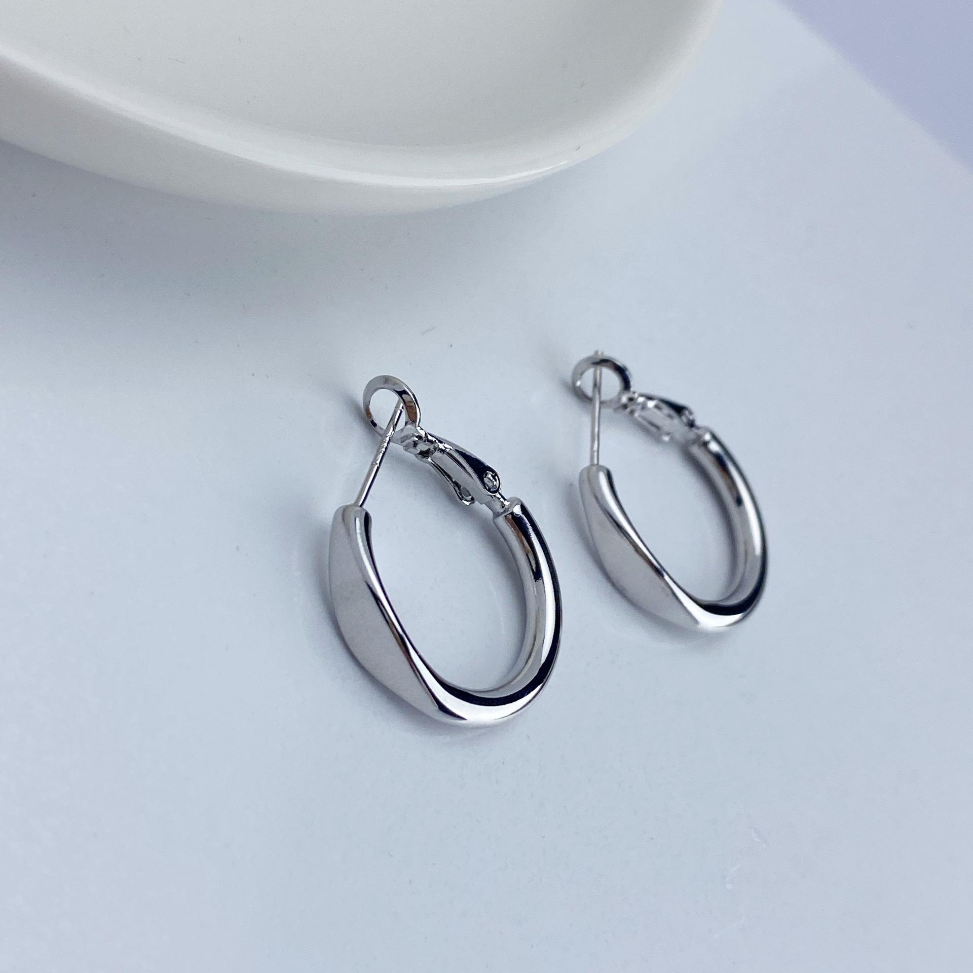 Korean-Style Silver Needle Hoop Earrings for Women - Trendy and Elegant All-Match Design
Korean-Style Silver Needle Hoop Earrings for Women - Trendy and Elegant All-Match Design