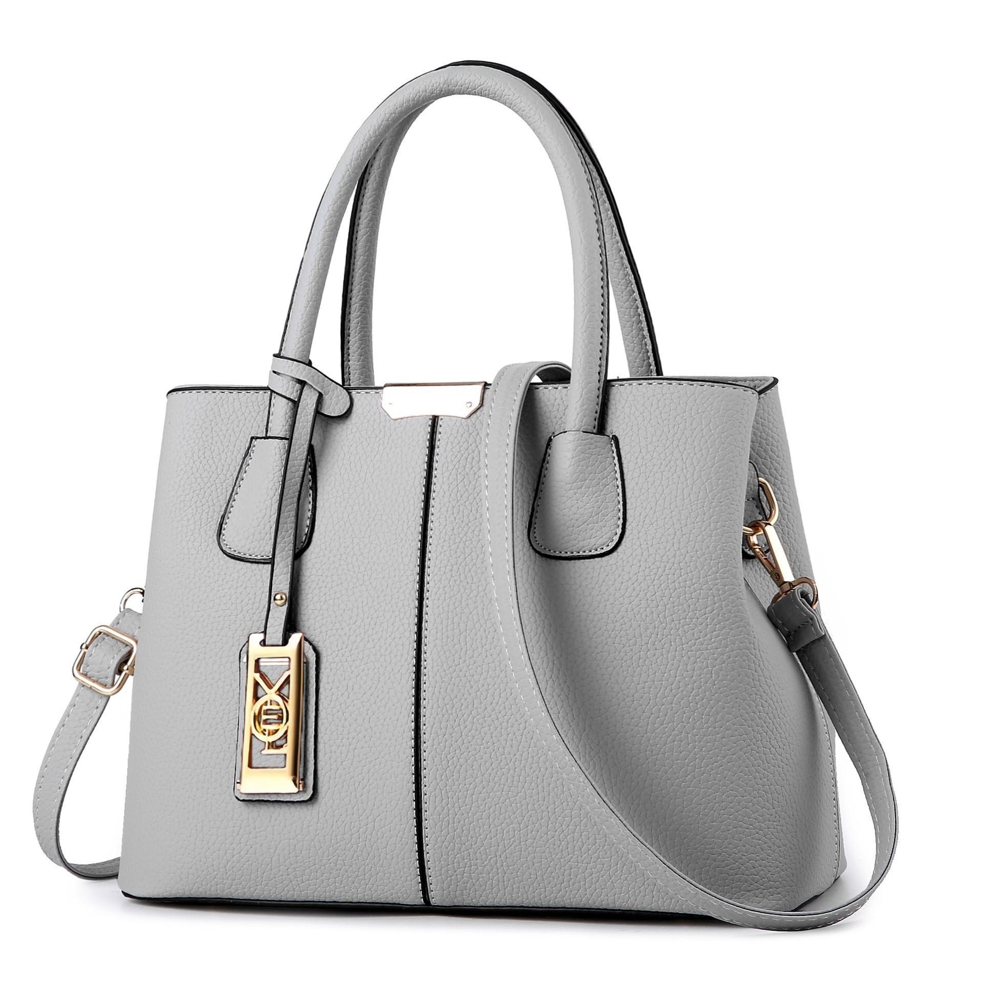 Bag women s spring new one-shoulder oblique span iron pendant decoration large-capacity portable mother bag сірий колір
Bag women s spring new one-shoulder oblique span iron pendant decoration large-capacity portable mother bag сірий колір