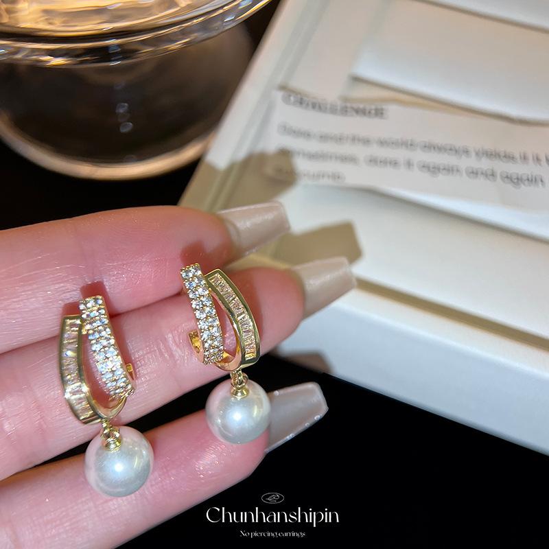 High-class temperament elegant micro-inlaid zircon silver needle earrings women s fashion commuter earclips hole-free exquisite earrings
High-class temperament elegant micro-inlaid zircon silver needle earrings women s fashion commuter earclips hole-free exquisite earrings