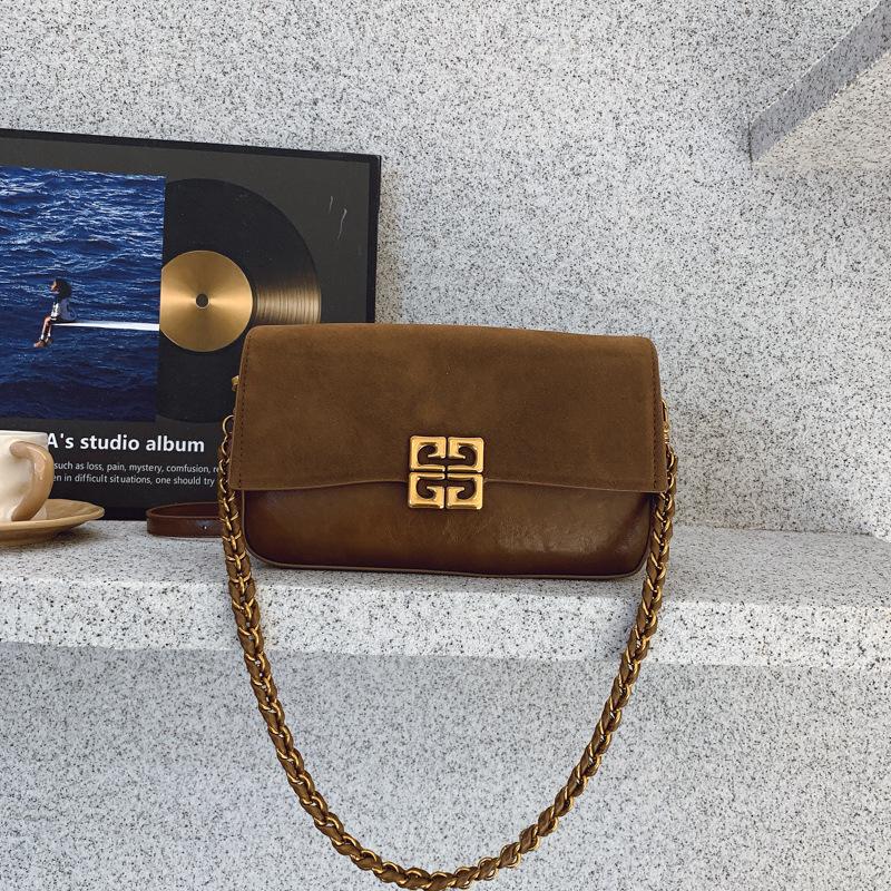 Трендовая матовая сумка-багет на цепочке под мышкой для женщин – Высококлассная ретро-сумка кроссбоди коричневый
Трендовая матовая сумка-багет на цепочке под мышкой для женщин – Высококлассная ретро-сумка кроссбоди коричневый