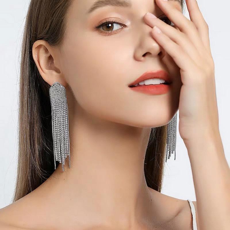 Женские длинные серьги с кисточками и блестящими стразами, модные серебряный
Женские длинные серьги с кисточками и блестящими стразами, модные серебряный