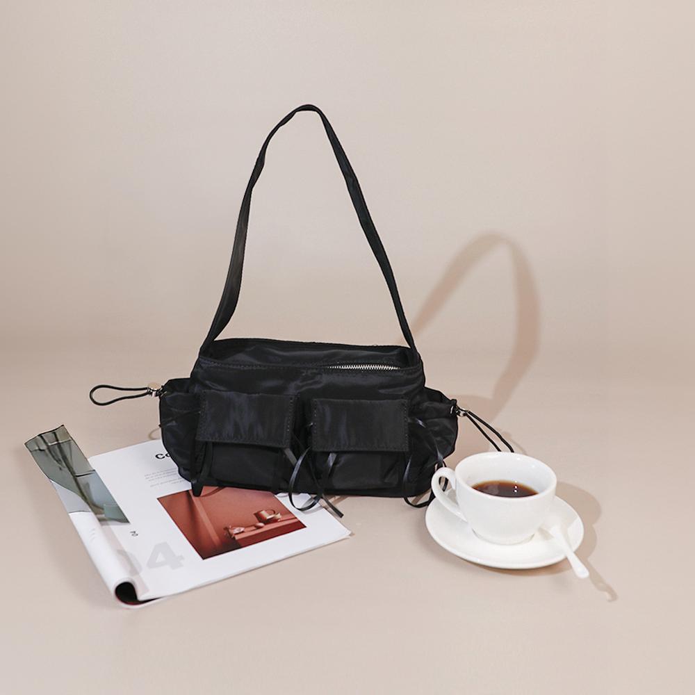Multi-pocket Design Nylon Shoulder Bag Female Simple 100 Arm Pull Bag Small Wind Underarm Bag серебряный
Multi-pocket Design Nylon Shoulder Bag Female Simple 100 Arm Pull Bag Small Wind Underarm Bag серебряный