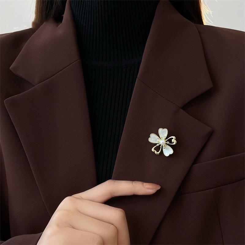 Brooch women s high-end niche high-end exquisite brooch buckle pin anti-light buckle pin accessories
Brooch women s high-end niche high-end exquisite brooch buckle pin anti-light buckle pin accessories
