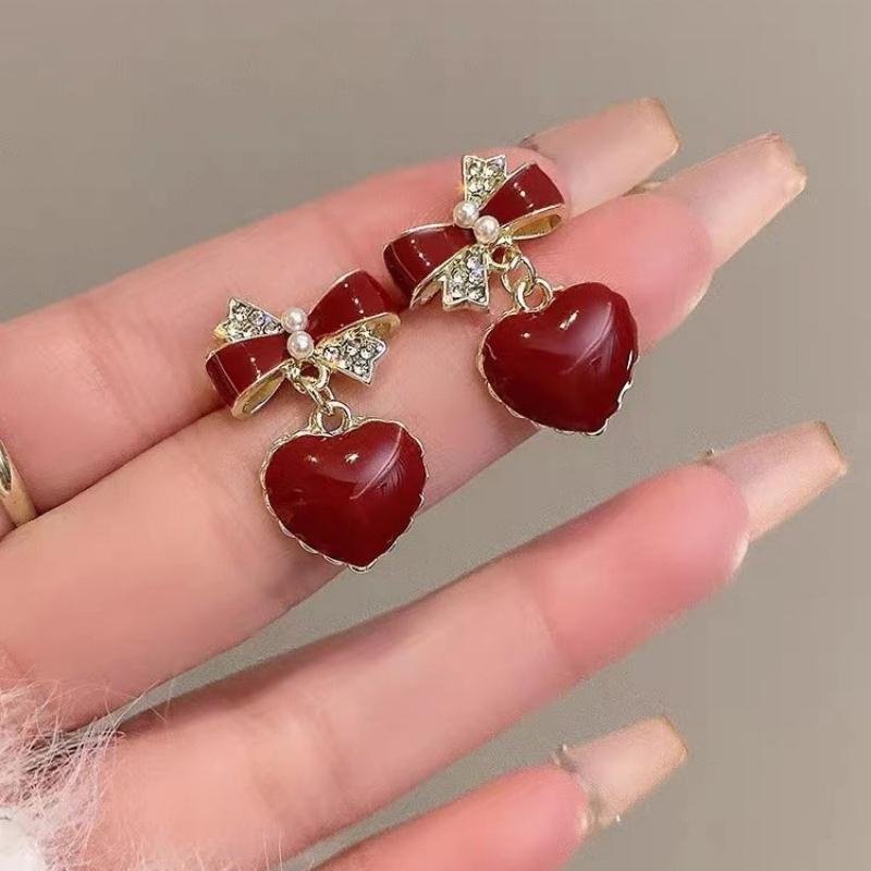 Wine Red Heart Pendants Women s Hanging Earrings Rhinestone Bowknot Top Imitation Pearl Korean Elegant Party Ear Zircon 2024
Wine Red Heart Pendants Women s Hanging Earrings Rhinestone Bowknot Top Imitation Pearl Korean Elegant Party Ear Zircon 2024