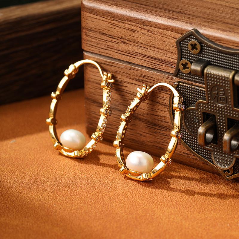 Women s Light Luxury Design Elegant Vintage Imitation Pearl Round Earrings Fashionable And Versatile Niche Design Earrings
Women s Light Luxury Design Elegant Vintage Imitation Pearl Round Earrings Fashionable And Versatile Niche Design Earrings