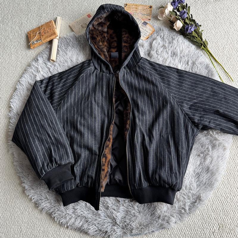 Unisex Hooded Winter Jacket with Vertical Stripes, Leopard Print Lining, and Color Block Patchwork. M чорний
Unisex Hooded Winter Jacket with Vertical Stripes, Leopard Print Lining, and Color Block Patchwork. M чорний