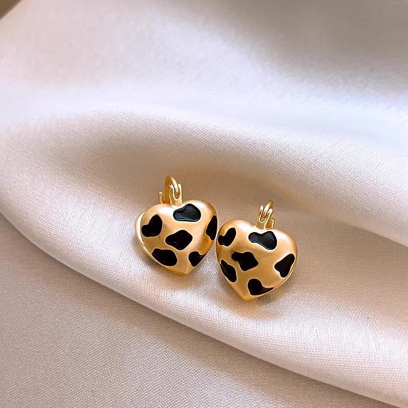 Matte gold matte spotted leopard print love earrings women s stud earrings ears
Matte gold matte spotted leopard print love earrings women s stud earrings ears