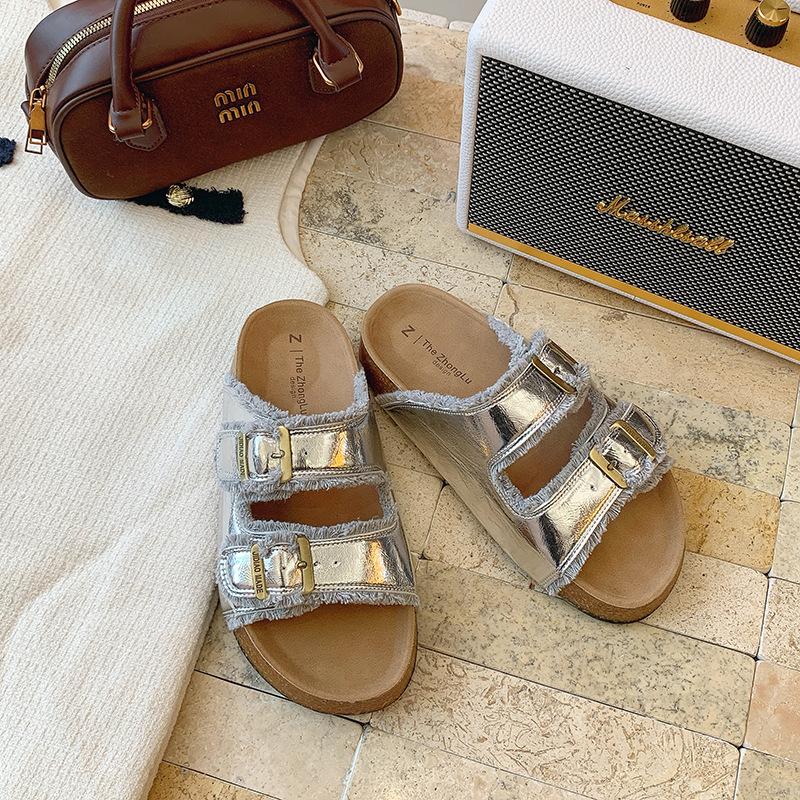 Platform slippers women s summer outer wear 2025 new casual skirt soft bottom one-word beach cool slippers 40 серебряный
Platform slippers women s summer outer wear 2025 new casual skirt soft bottom one-word beach cool slippers 40 серебряный