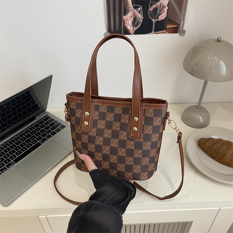 Сумка высокого класса женская новая модная нишевая дизайнерская сумка через плечо темпераментная простая сумка-ведро трендовая сумка-мессенджер
Сумка высокого класса женская новая модная нишевая дизайнерская сумка через плечо темпераментная простая сумка-ведро трендовая сумка-мессенджер