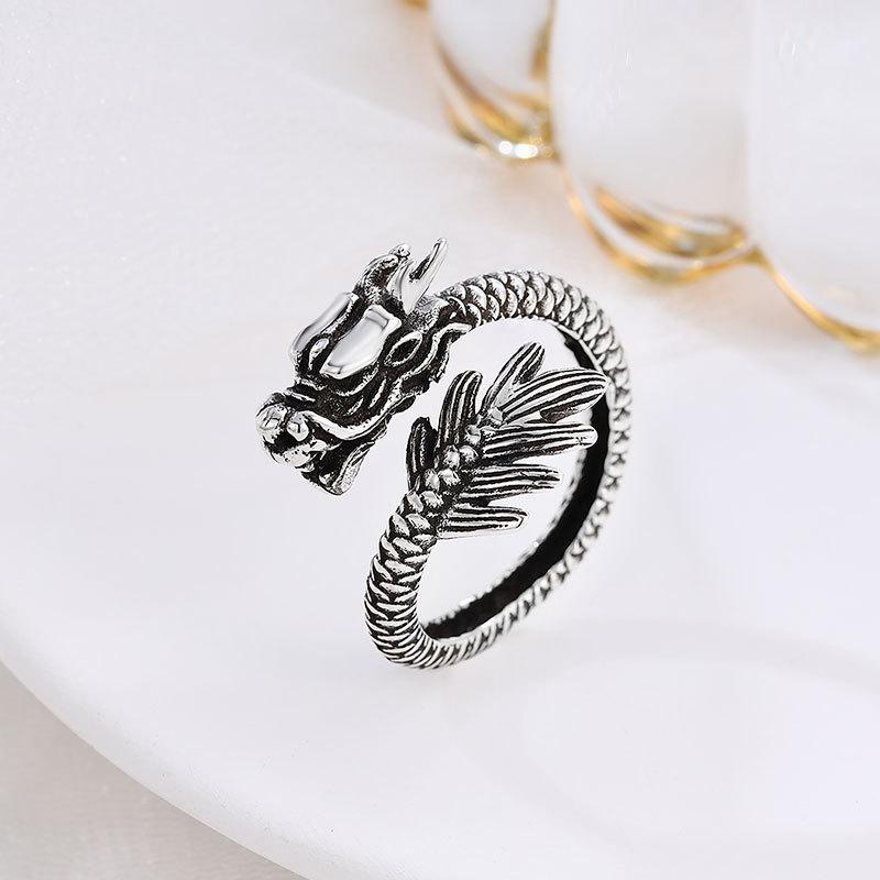 Китайский стиль Холодный ветер Легкая роскошь Нишевый Изысканный Дракон Существо Ретро Нишевый дизайн Кольцо на указательный палец Мужские и женские украшения
Китайский стиль Холодный ветер Легкая роскошь Нишевый Изысканный Дракон Существо Ретро Нишевый дизайн Кольцо на указательный палец Мужские и женские украшения