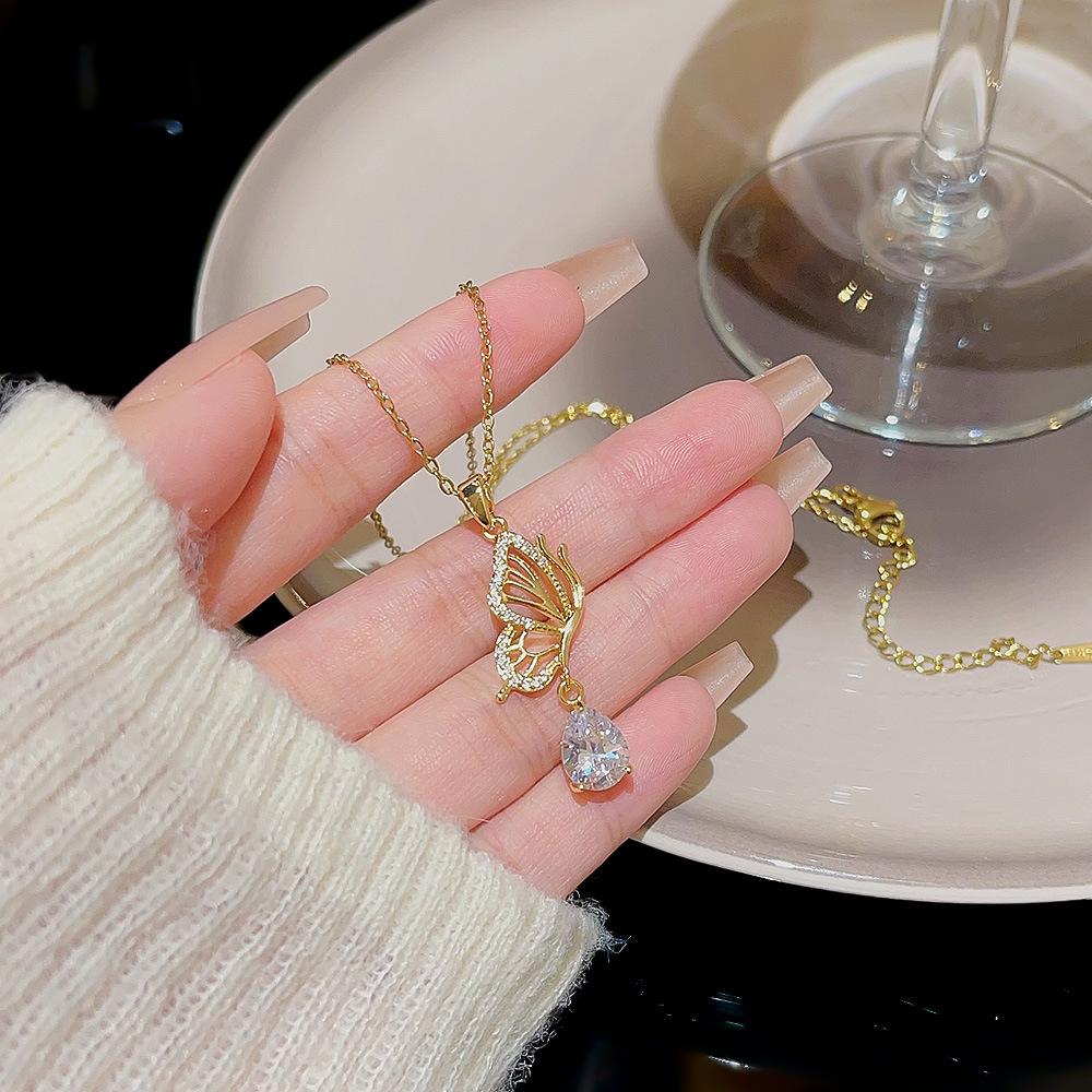 Милое ожерелье «Слезы бабочки» принцессы, цветная титановая стальная цепочка на шею, нишевый дизайн, цепочка на ключицу, кулон, аксессуары
Милое ожерелье «Слезы бабочки» принцессы, цветная титановая стальная цепочка на шею, нишевый дизайн, цепочка на ключицу, кулон, аксессуары