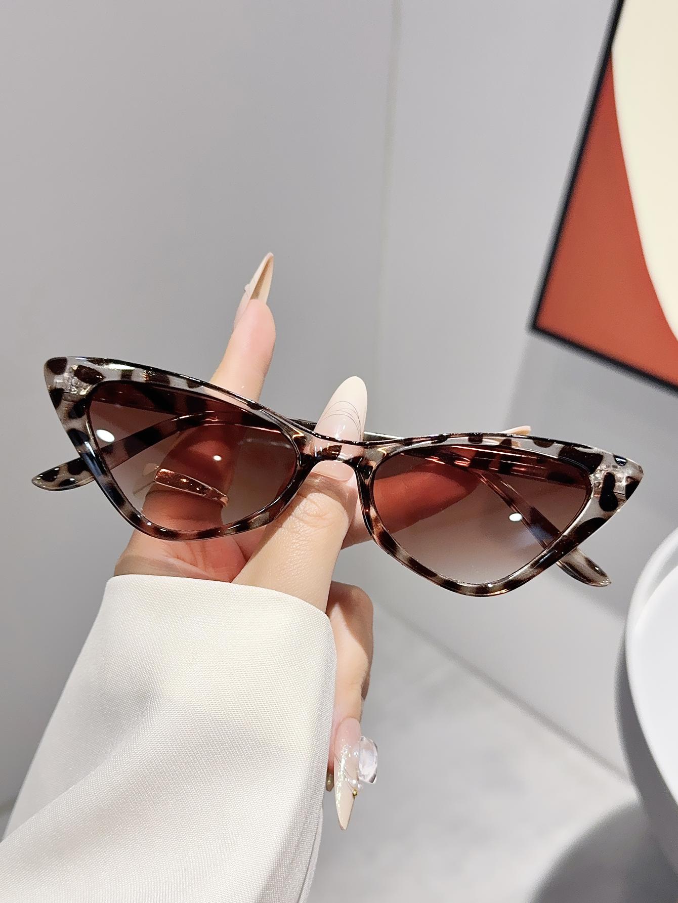 1Pc Retro Cat-Eye Fashion Glasses Set European Style Personalized Design for Daily Wear and Photography Holiday Gift
1Pc Retro Cat-Eye Fashion Glasses Set European Style Personalized Design for Daily Wear and Photography Holiday Gift